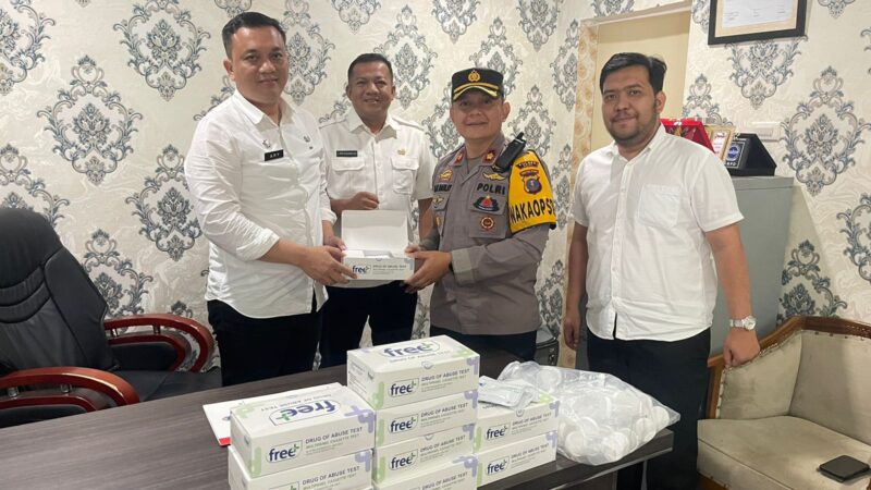 Wakapolres Dairi Kompol Husnil Mubarok Daulay, SH., MIK menerima Alat Tes Urine Narkoba dari Kabid Badan Kesbangpol Provsu