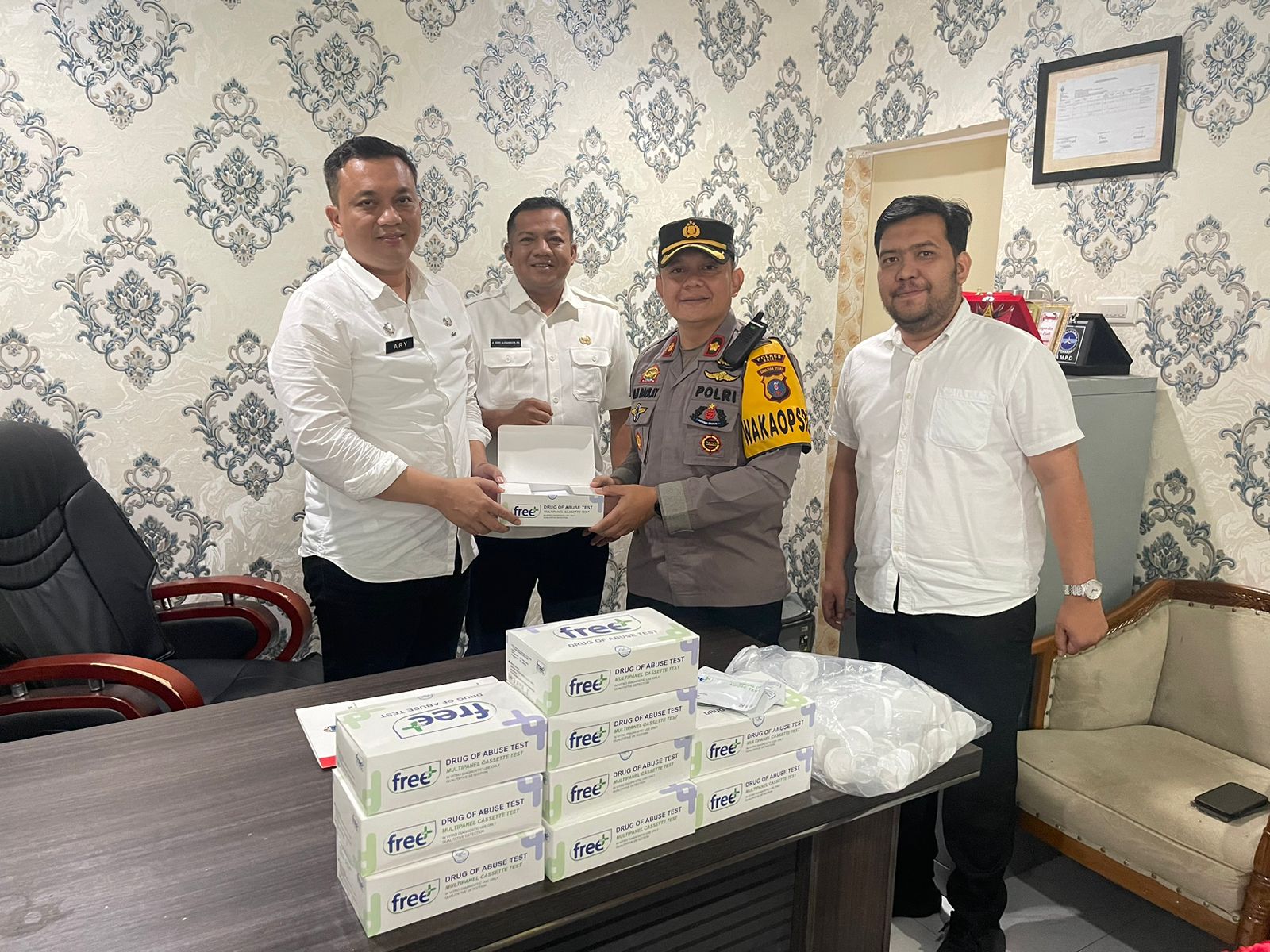 Wakapolres Dairi Kompol Husnil Mubarok Daulay, SH., MIK menerima Alat Tes Urine Narkoba dari Kabid Badan Kesbangpol Provsu