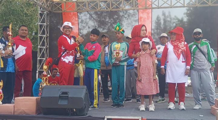 Meriahkan HUT Ke-79, Kecamatan Cabangbungin Gelar Lomba Gerak Jalan Antar Desa