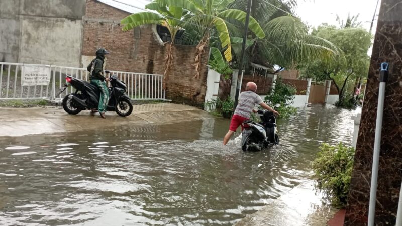 Diterpa Hujan Deras Jalan Jawa Budi Luhur Sei Sikambing C.II Medan Helvetia Terendam Banjir