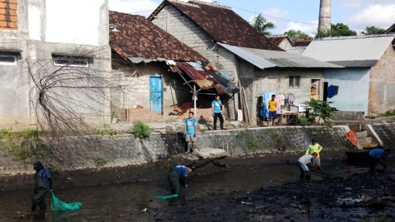 Relawan PLC Kolaborasi Bersamaan Pemdes dan HIPPA Lakukan Bersih Bersih Aliran Sungai