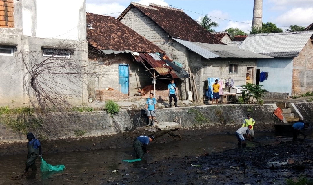 Relawan PLC Kolaborasi Bersamaan Pemdes dan HIPPA Lakukan Bersih Bersih Aliran Sungai