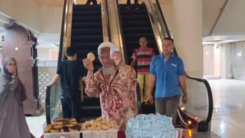 BKM Masjid Agung Bagikan Snack Gratis Setiap Sore Sabtu dan Minggu