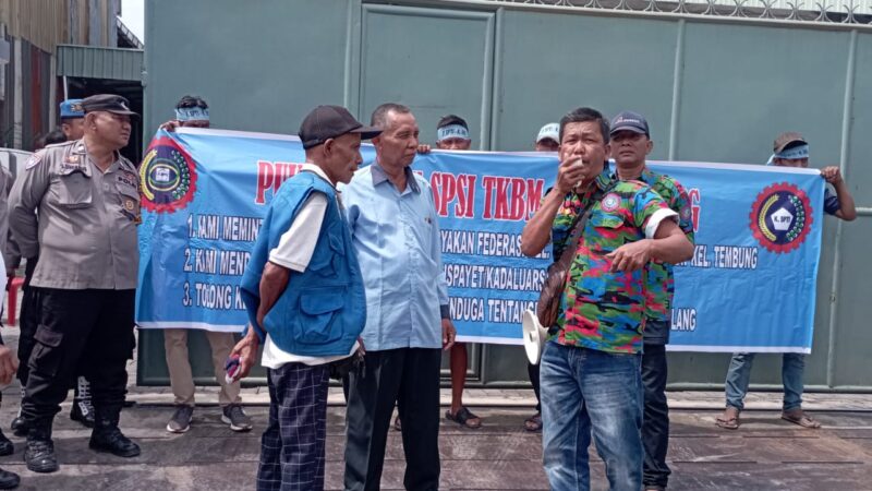 Diduga Terjadi Penyalahgunaan Ijin dan Makanan Kadaluarsa, PUK. F. SPTI – K. SPSI) Kelurahan Tembung Lakukan Aksi Demo Gudang Roti 151 Tembung