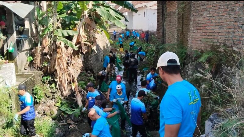 Kolaborasi Antara PLC, Sungai Wacth Dan FRB Lakukan Jumat Bersih Sungai 