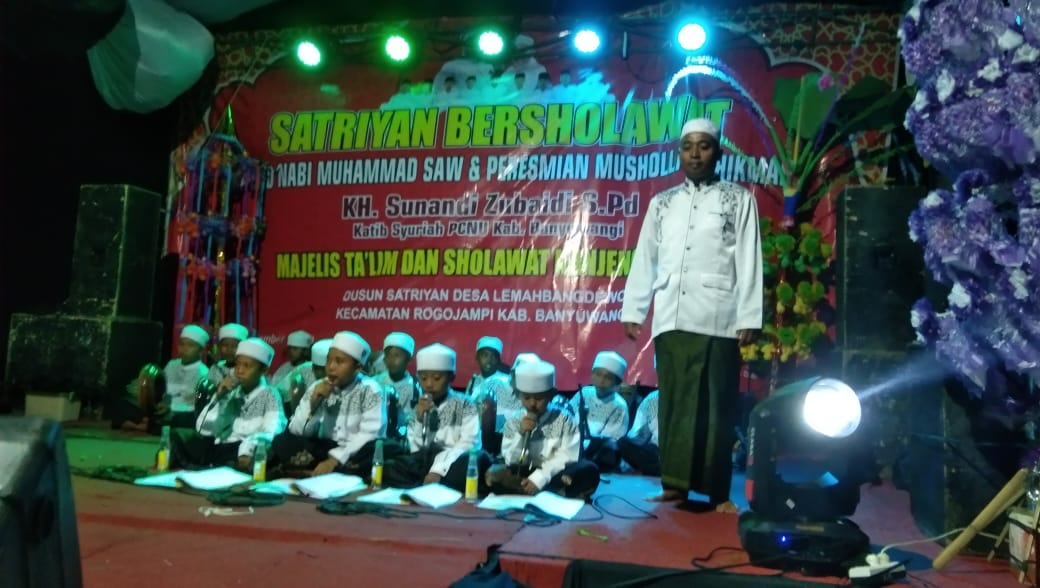 SDN 2 Lemahbangdewo Tampilkan Pantas Seni Musik di Acara Satriyan Bersholawat 