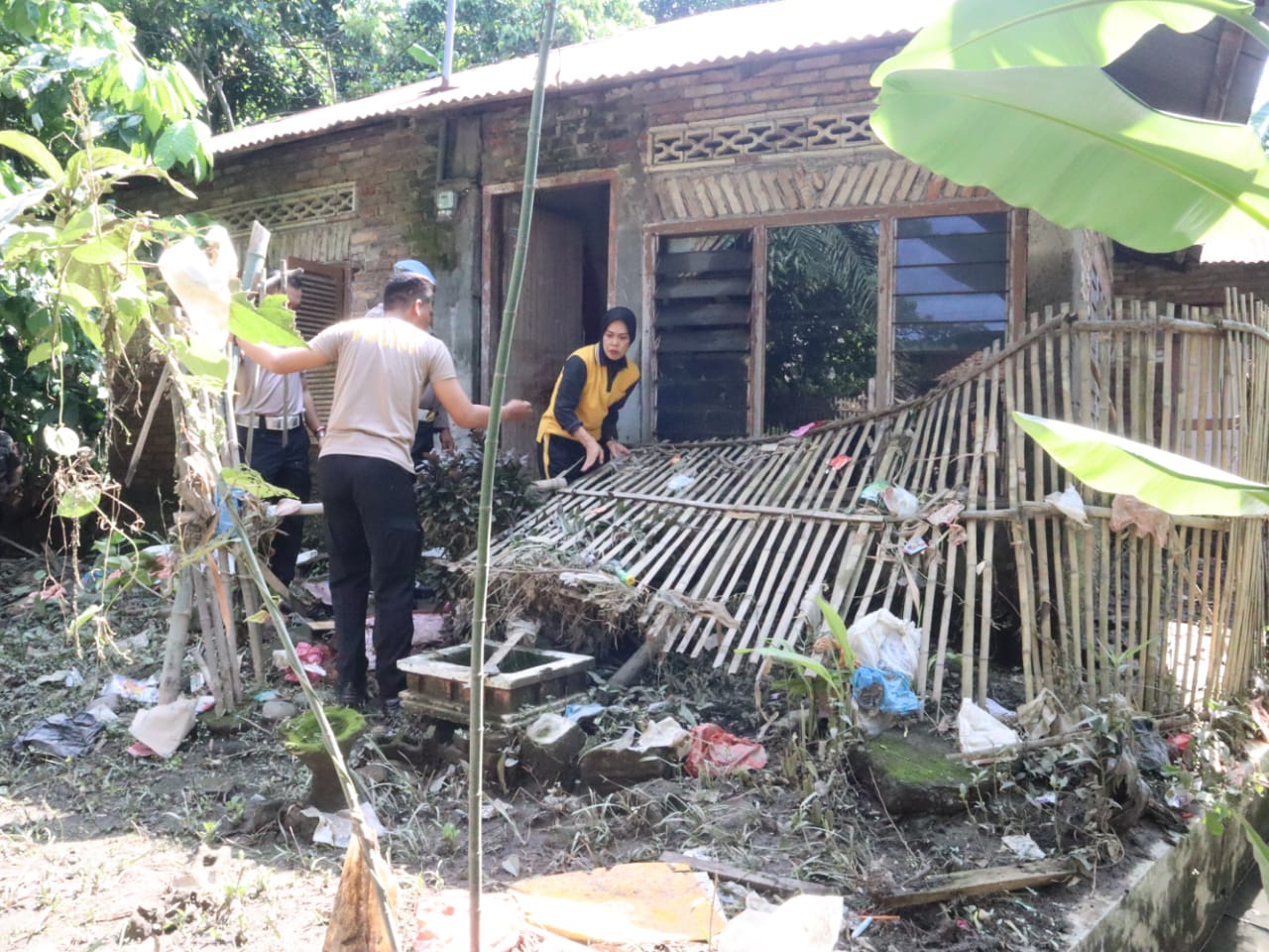 Jajaran Polres Binjai gotong royong bersama warga.