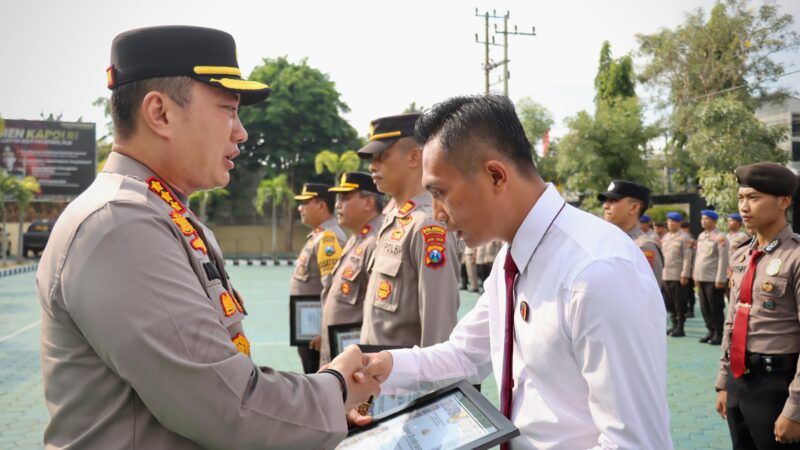 Kapolresta Banyuwangi Berikan Penghargaan kepada Anggota Berprestasi