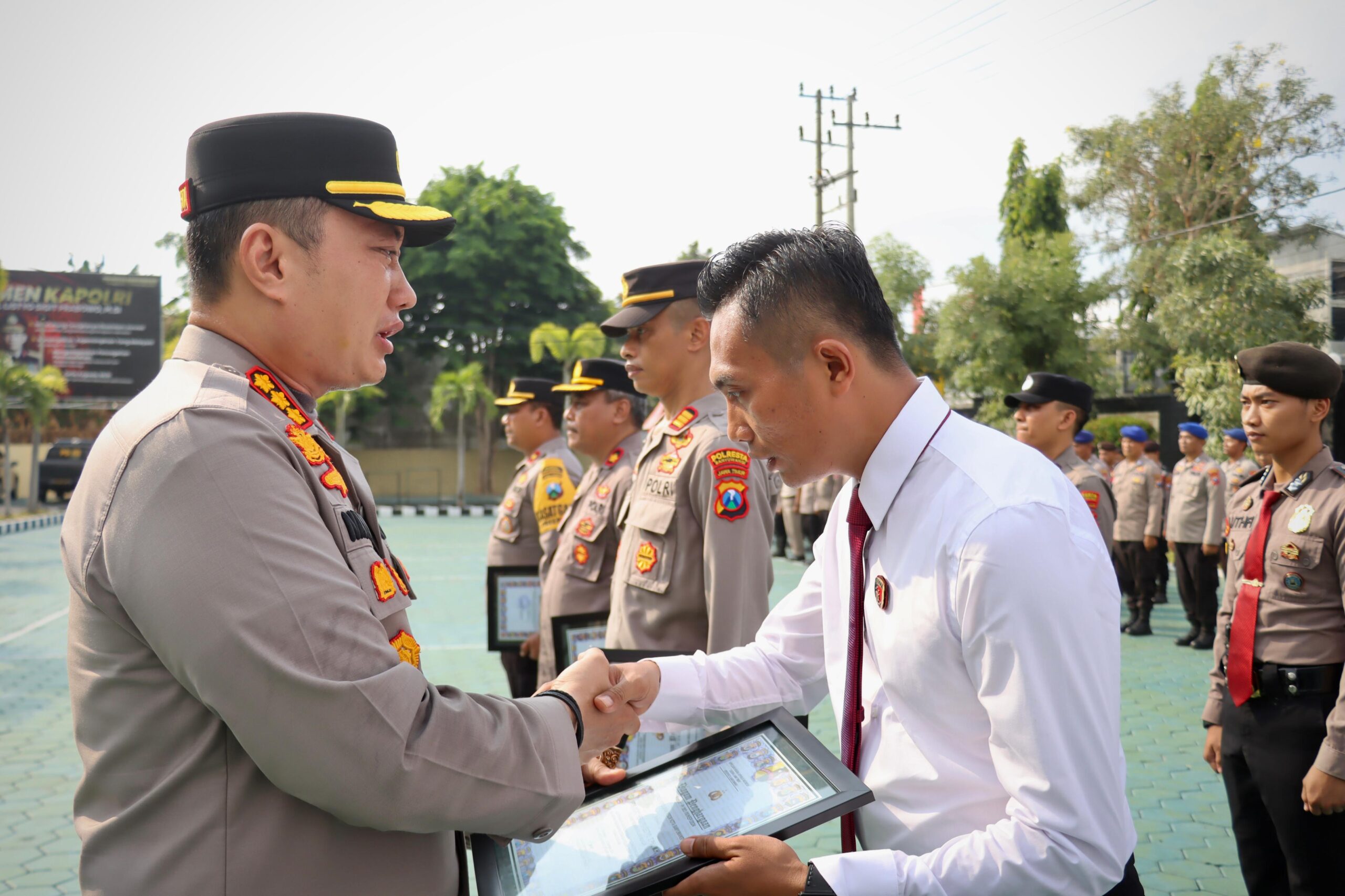 Kapolresta Banyuwangi Berikan Penghargaan kepada Anggota Berprestasi