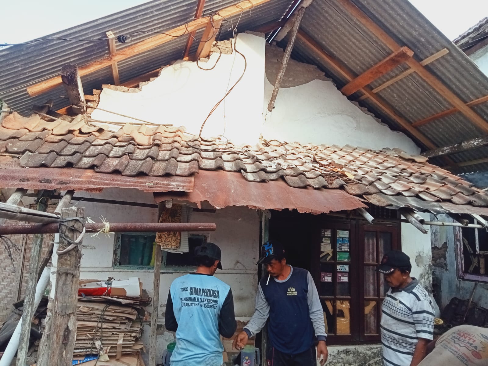 Kepedulian Pemerintah Desa Parijatah Wetan Terhadap Warga Yang Rusak Rumahnya Patut di Acungi Jempol 