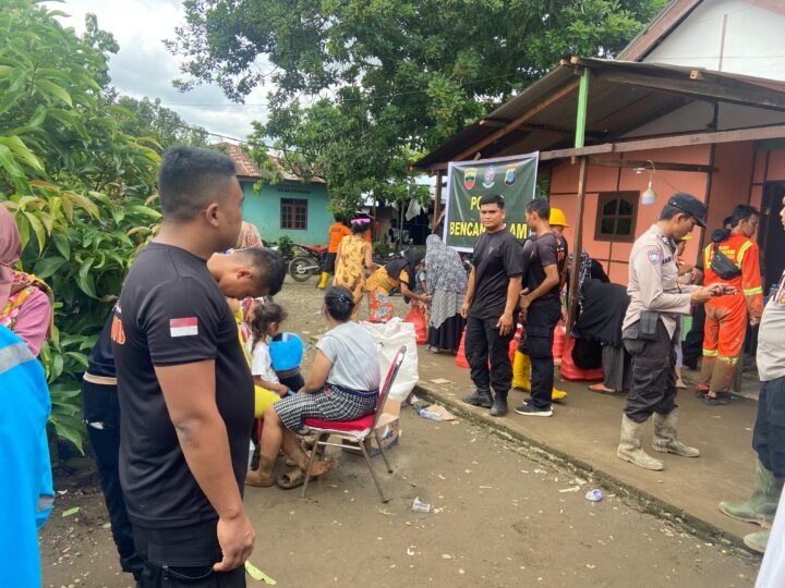 Satuan Brimob Polda Sumut Dirikan Dapur Lapangan Untuk Banjir di Deli Serdang