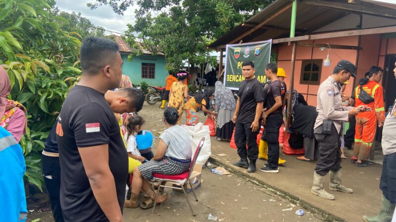 Satuan Brimob Polda Sumut Dirikan Dapur Lapangan Untuk Banjir di Deli Serdang