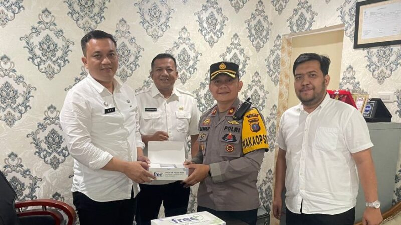 Kabid Kesbangpol Provsu, Harry : memberikan Alat Tes Urine Narkoba kepada Wakapolres Dairi Kompol Husnil Mubarok Daulay, MIK