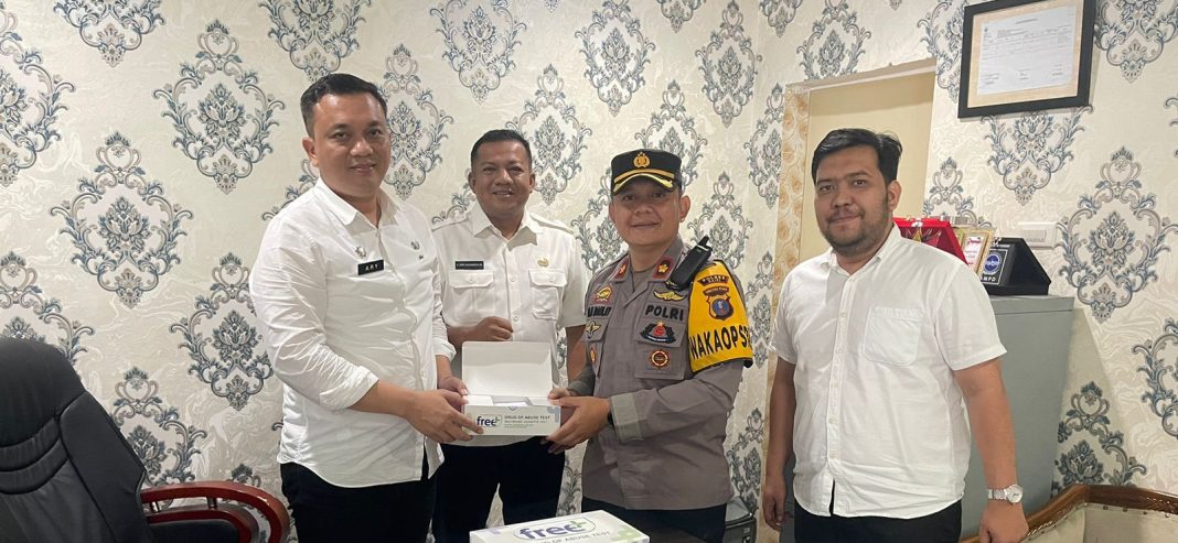 Kabid Kesbangpol Provsu, Harry : memberikan Alat Tes Urine Narkoba kepada Wakapolres Dairi Kompol Husnil Mubarok Daulay, MIK