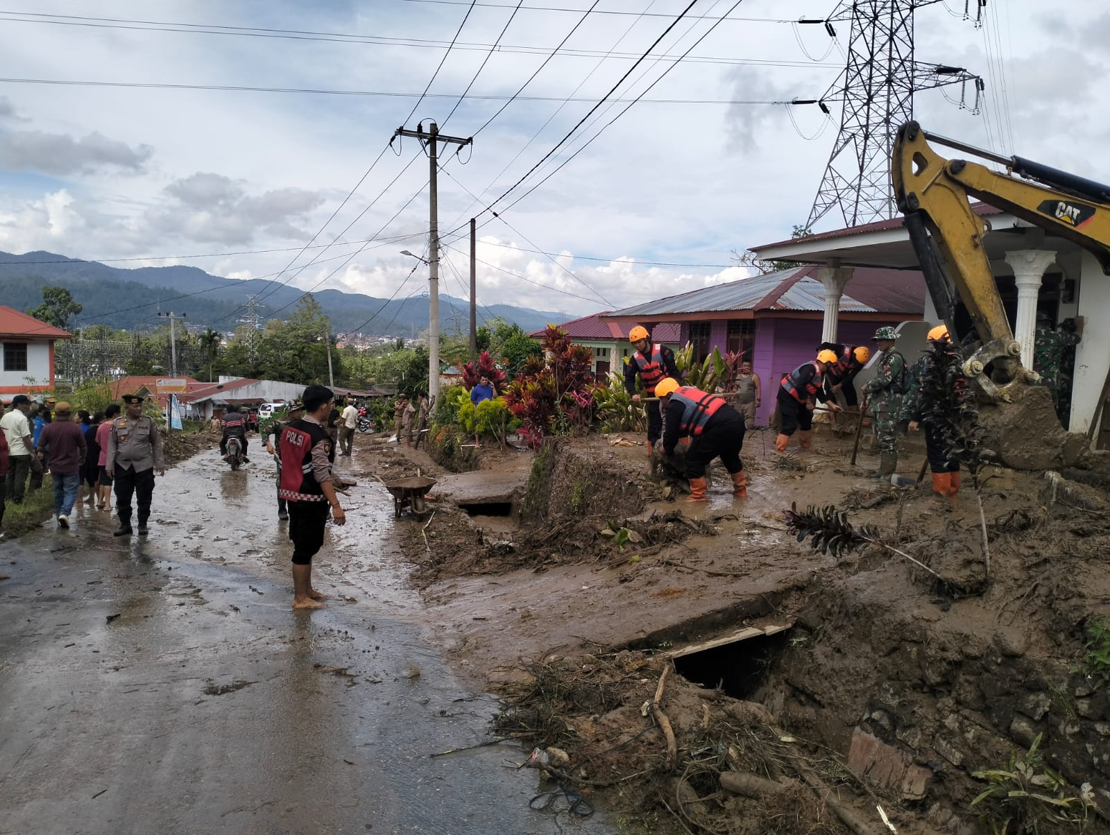 Brimob Sumut Bersinergi Bantu Korban Banjir Bandang di Tapanuli Utara