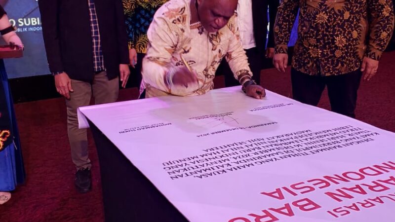 Natalius Pigai Tandatangani ‘Deklarasi MenHAM-JMSI’ di Samarinda