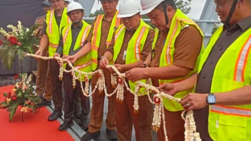 Demi Tunjukkan Progres kepada Masyarakat Pj Bupati Bekasi Resmikan Jembatan Belum Selesai