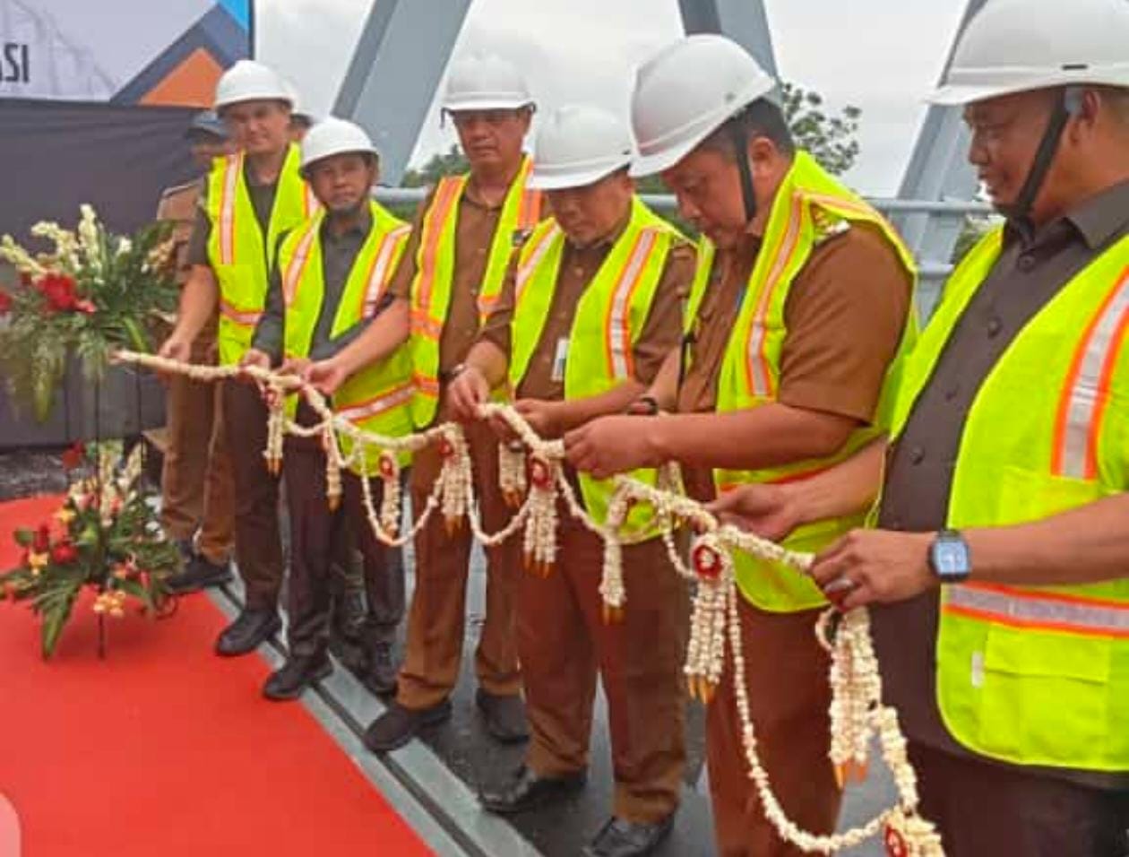 Demi Tunjukkan Progres kepada Masyarakat Pj Bupati Bekasi Resmikan Jembatan Belum Selesai