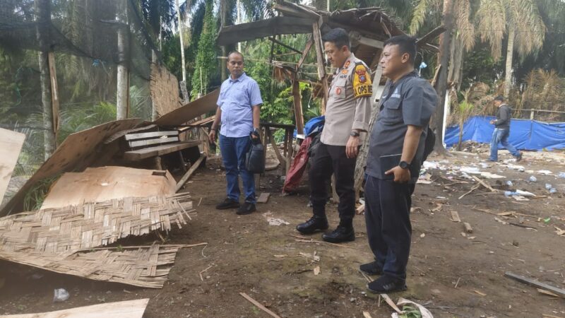 Barak Narkoba Pondok Kloneng di ratakan gabungan TNI dan Polri.