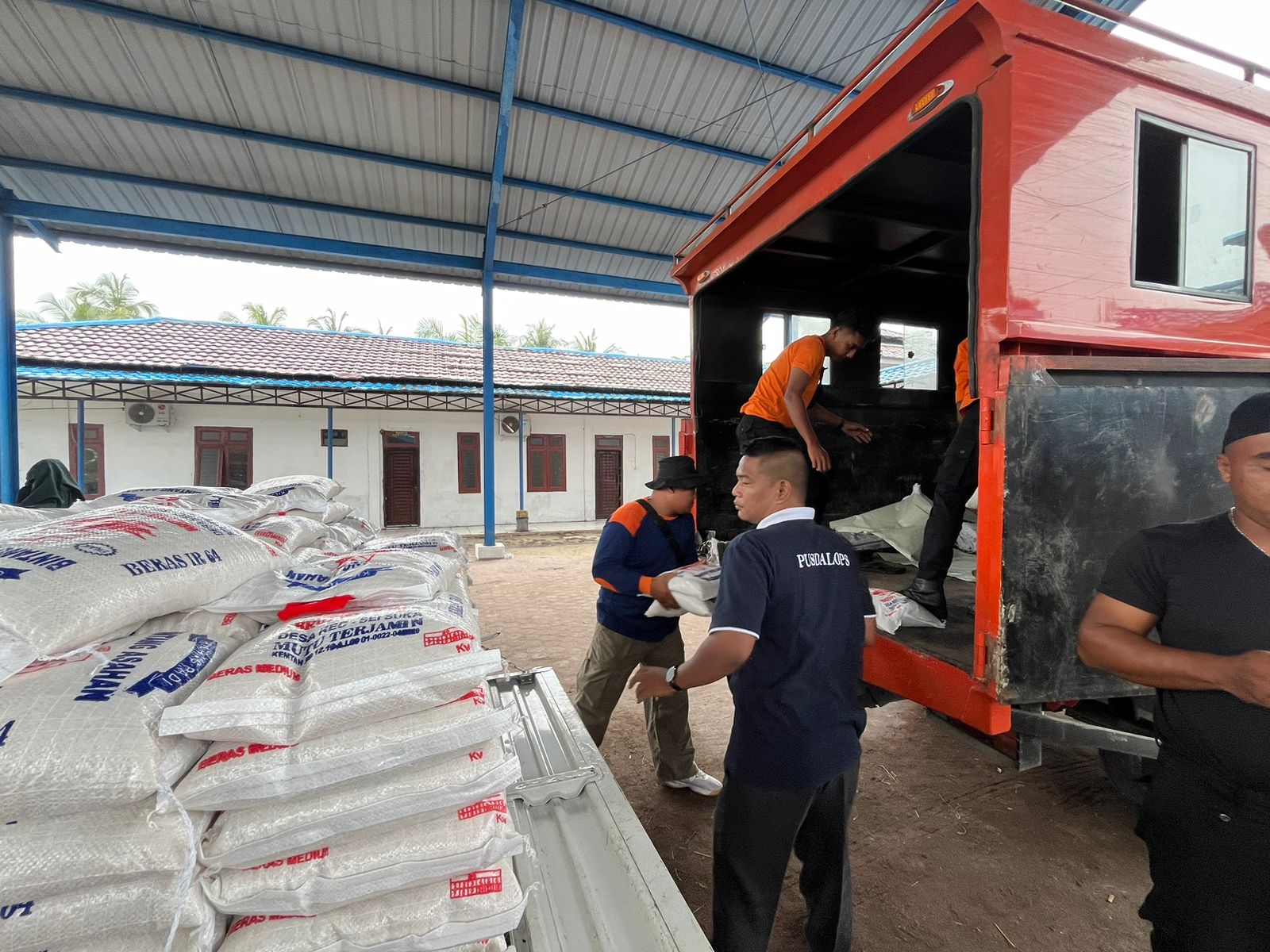 PT Inalum Salurkan 500 Karung Beras untuk Korban Banjir di Batu Bara