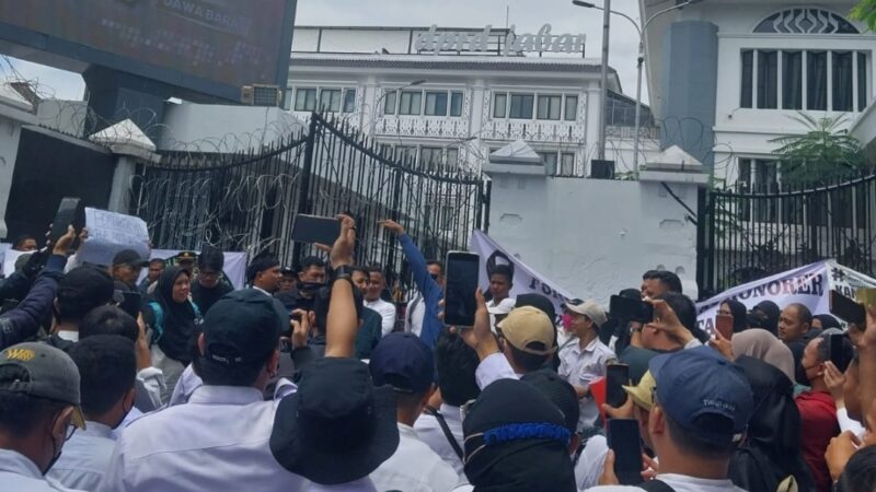 Ratusan Guru Honorer GTK Non ASN SMA/SMK Se-Jawa Barat Lakukan Aksi Di Depan Gedung DPRD Provinsi Jawa Barat Minta Dukungan Segera Di Angkat PPPK 