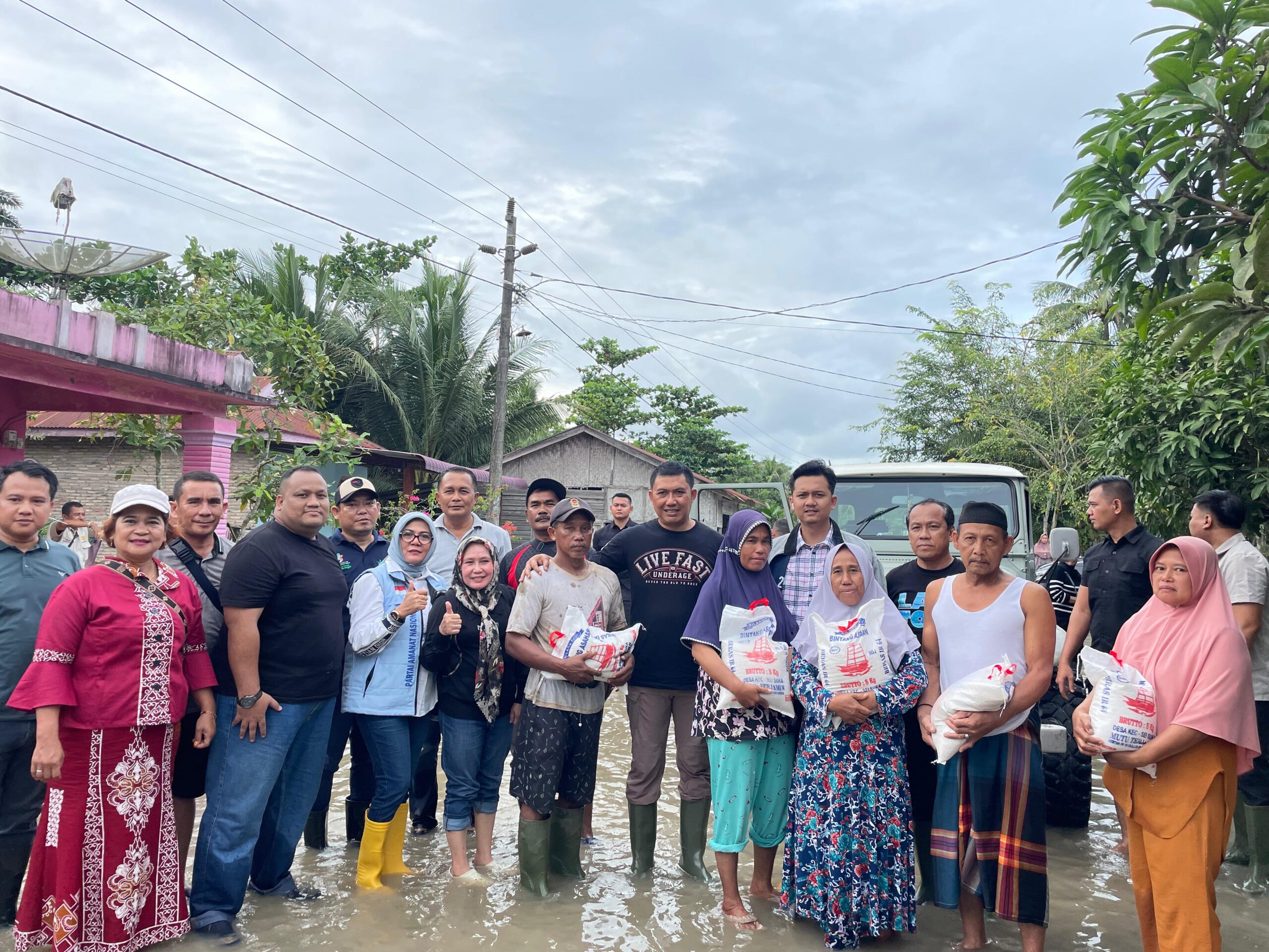 Kolaborasi Anggota DPRD dan Pemkab Batu Bara Turun ke Lokasi Banjir, Berikan Bantuan Sembako untuk Warga Terdampak