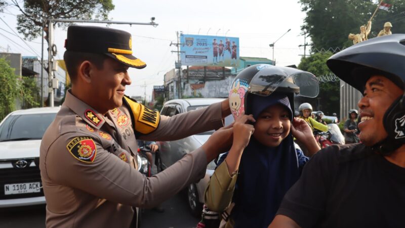 Hari Valentine; Polresta Banyuwangi bagi bagi cokelat dan helm ke Pengendara