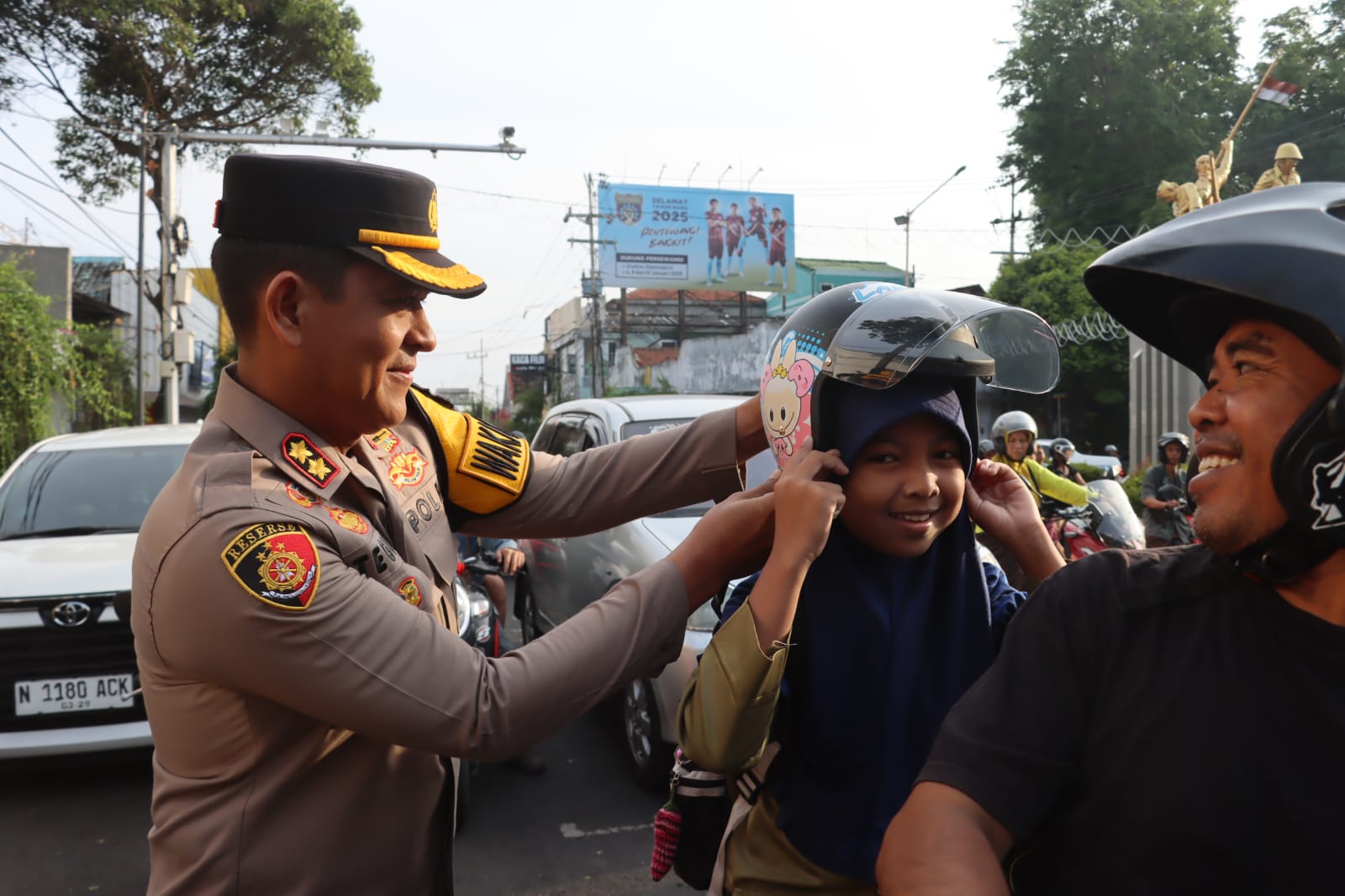 Hari Valentine; Polresta Banyuwangi bagi bagi cokelat dan helm ke Pengendara