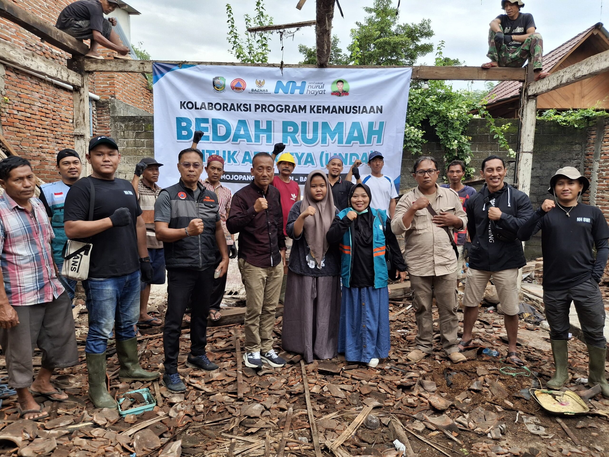 Pegiat Sosial dan Stakeholder Kabupaten Banyuwangi ,Berkolaborasi Membantu Program Bedah Rumah,Seorang Remaja Yatim Piatu