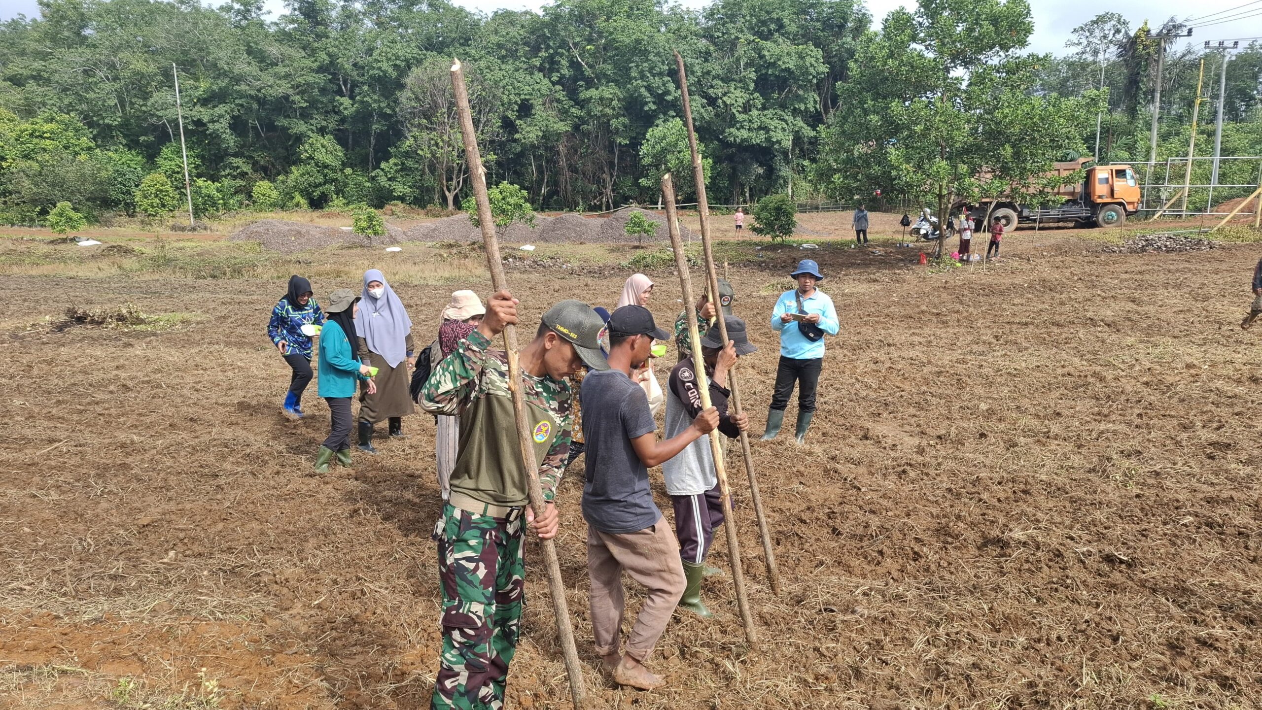 TMMD Palembang Ubah Lahan Tidur Jadi Lumbung Padi