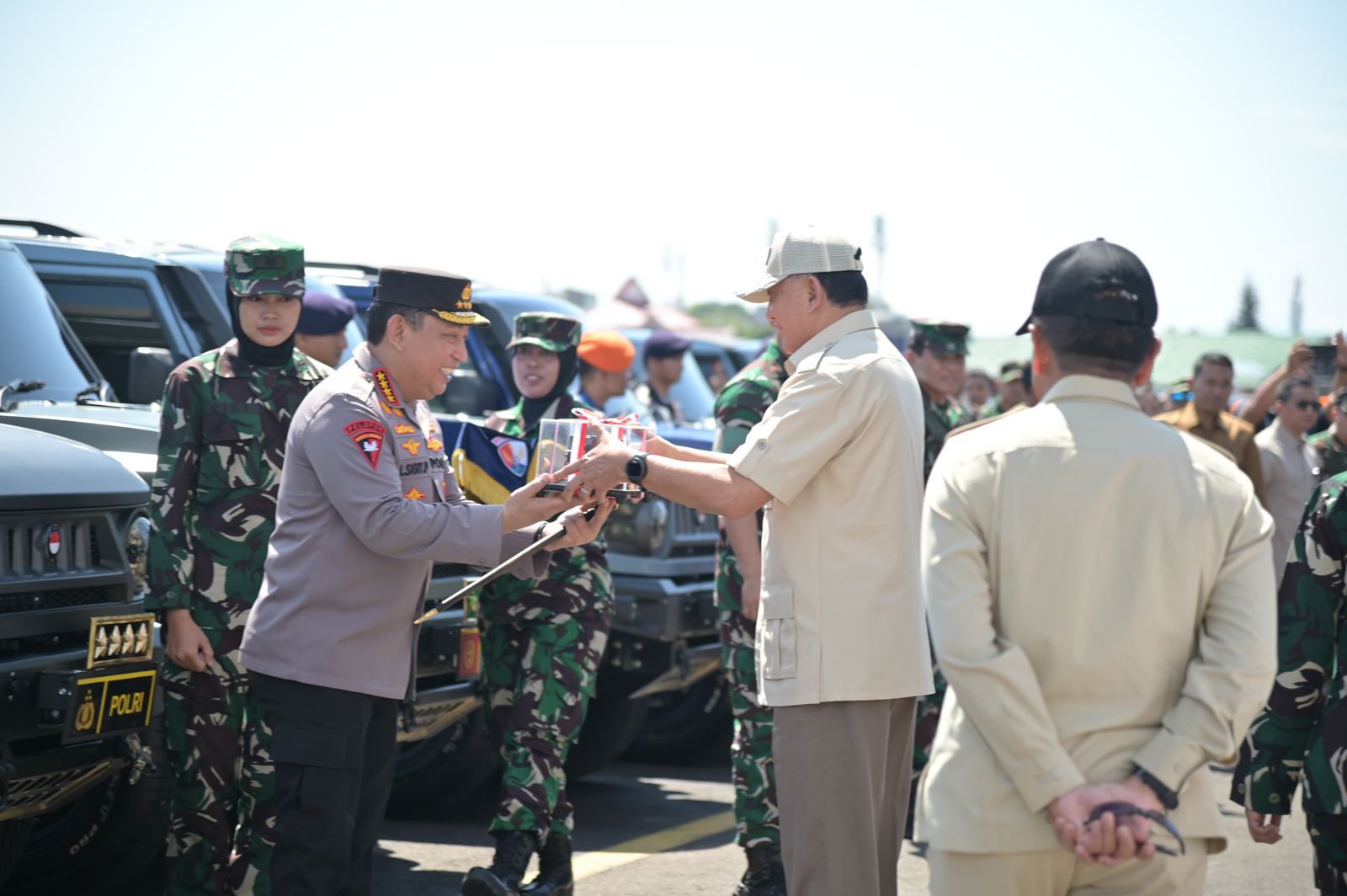 KAPOLRI MENERIMA PENYERAHAN MAUNG MV3 UNTUK KEBUTUHAN OPERASIONAL DARI MENHAN