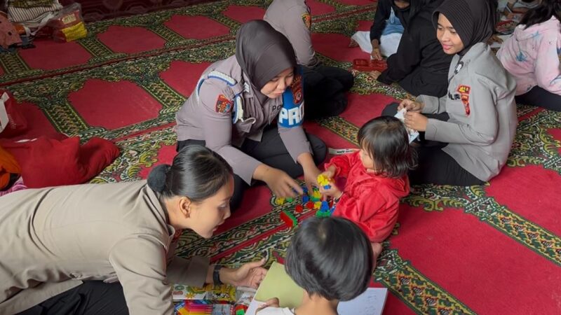 Polwan Lakukan Pendampingan Trauma Healing Terhadap Korban Musibah Bencana Alam Di Cisarua Kabupaten Bogor