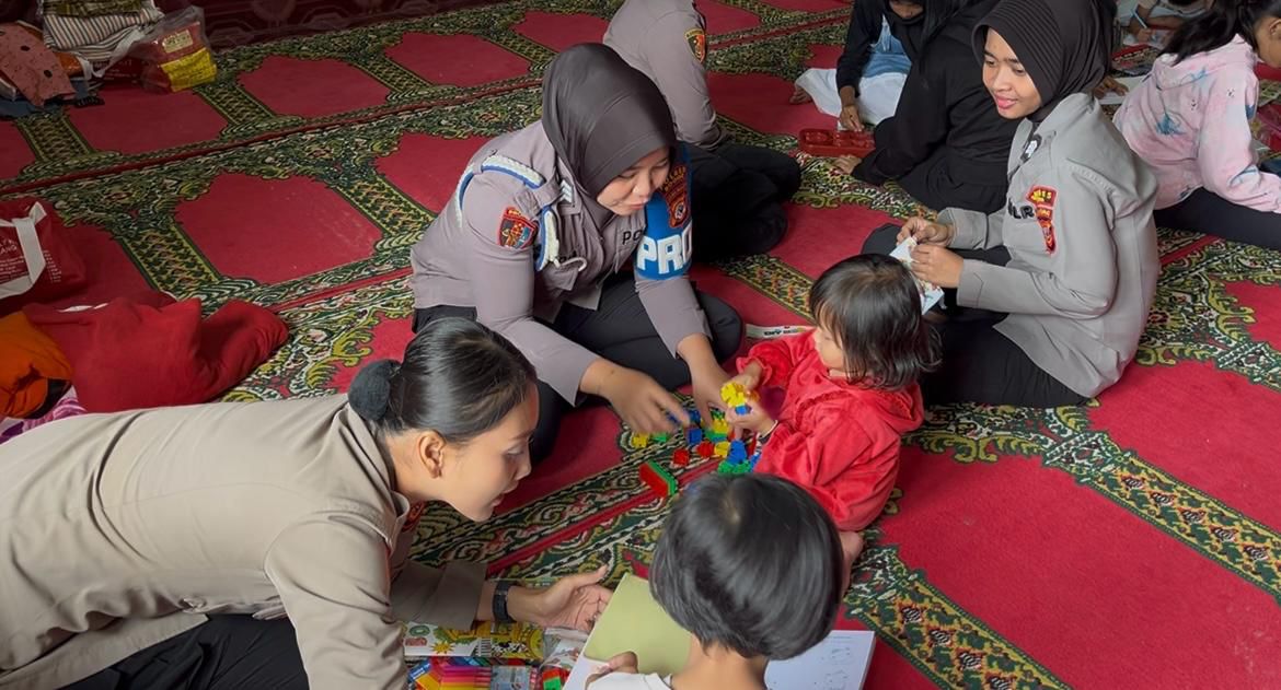 Polwan Lakukan Pendampingan Trauma Healing Terhadap Korban Musibah Bencana Alam Di Cisarua Kabupaten Bogor