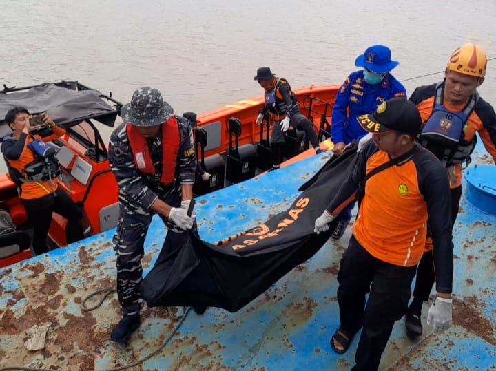 Posal Lanal Palembang Evakuasi 3 Mayat Korban Kecelakaan di Perairan Jambi