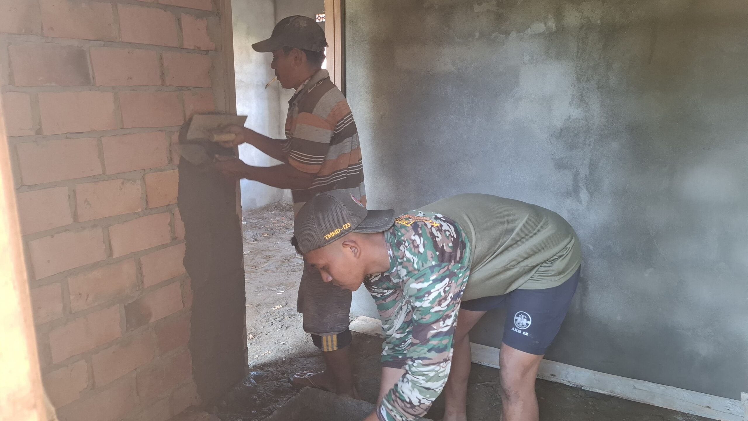 Semangat, Satgas TMMD 123 Kodim 0418/Palembang Rehab Rumah Warga 