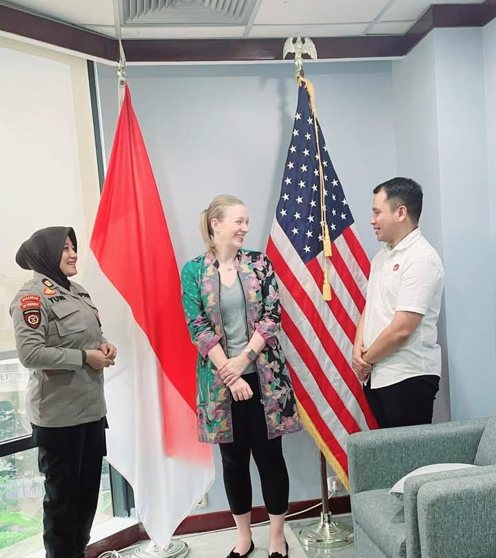 Wow… what a surprised! We appreciated the consulate’s patrol by personnel of Pam Obvit, after such long time I never see.”