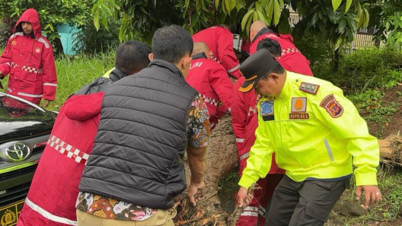 POLISI LAKUKAN PEMBERSIHAN PASCA BANJIR DI 13 KECAMATAN TERDAMPAK