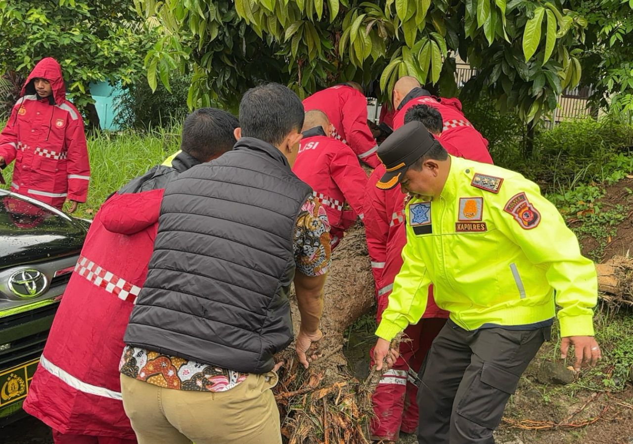 POLISI LAKUKAN PEMBERSIHAN PASCA BANJIR DI 13 KECAMATAN TERDAMPAK