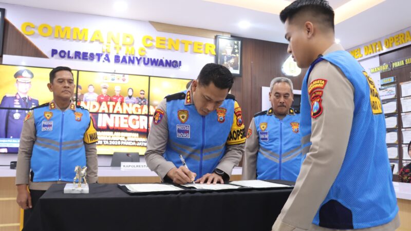 Polresta Banyuwangi Gelar Pengambilan Sumpah dan Penandatanganan Pakta Integritas Penerimaan Polri 2025