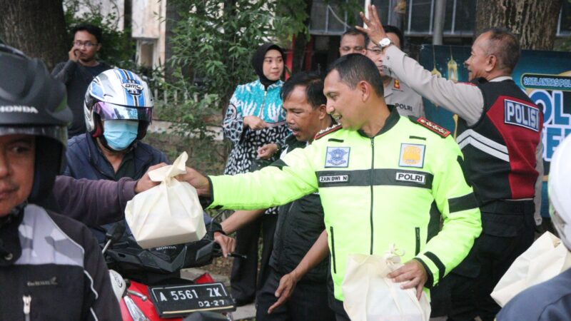 Polres Metro Tangerang Kota Bagi-Bagi Ratusan Takjil kepada Masyarakat Pengguna Jalan Raya 