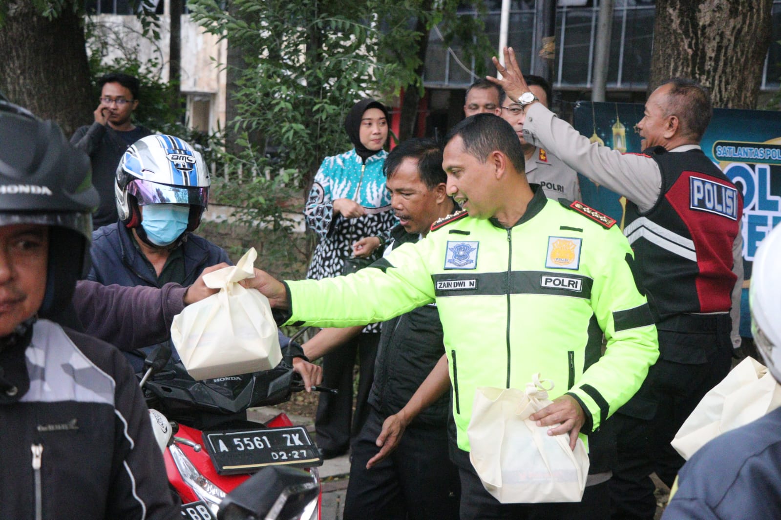 Polres Metro Tangerang Kota Bagi-Bagi Ratusan Takjil kepada Masyarakat Pengguna Jalan Raya 