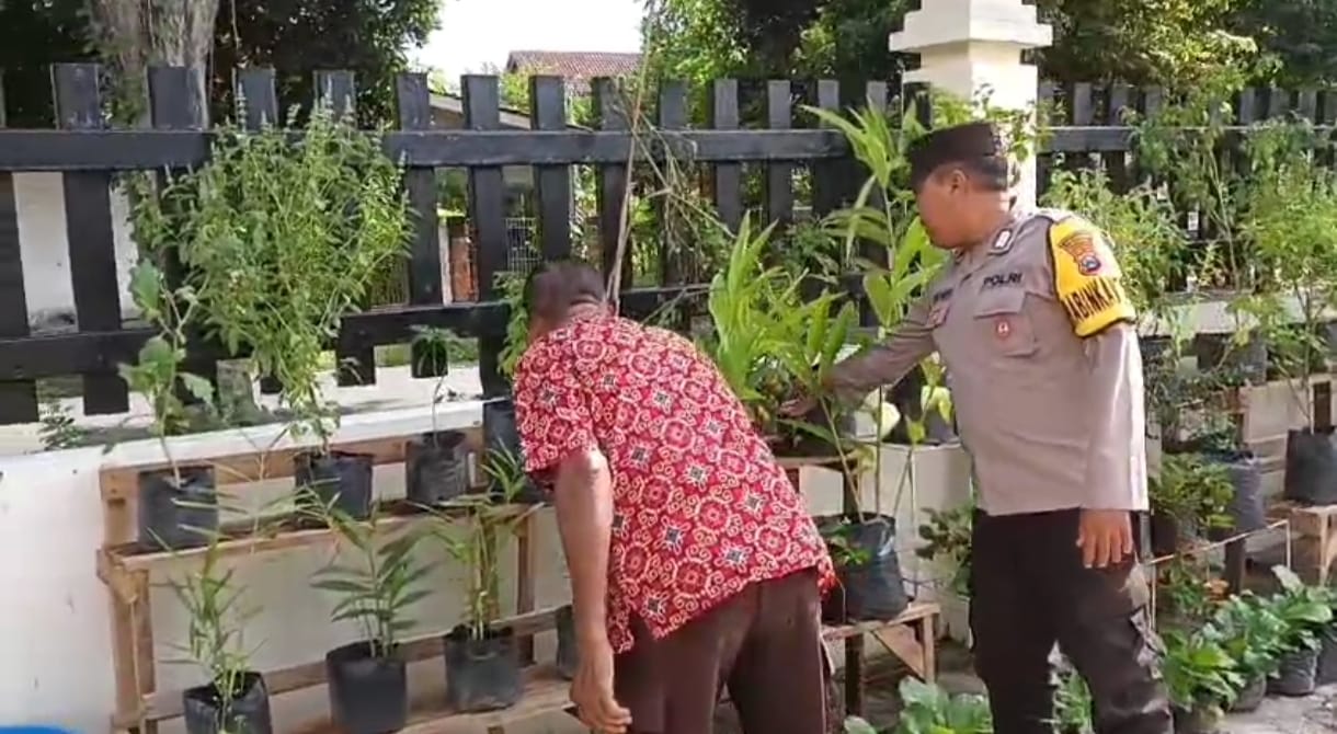 Implementasi Asta Cita Presiden; Polresta Banyuwangi Dukung Ketahanan Pangan dengan Bhabinkamtibmas lakukan Pendampingan ke Warga