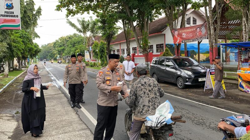Polsek Purwoharjo Polresta Banyuwangi, Bagikan Takjil kepada Masyarakat di Bulan Suci Ramadhan
