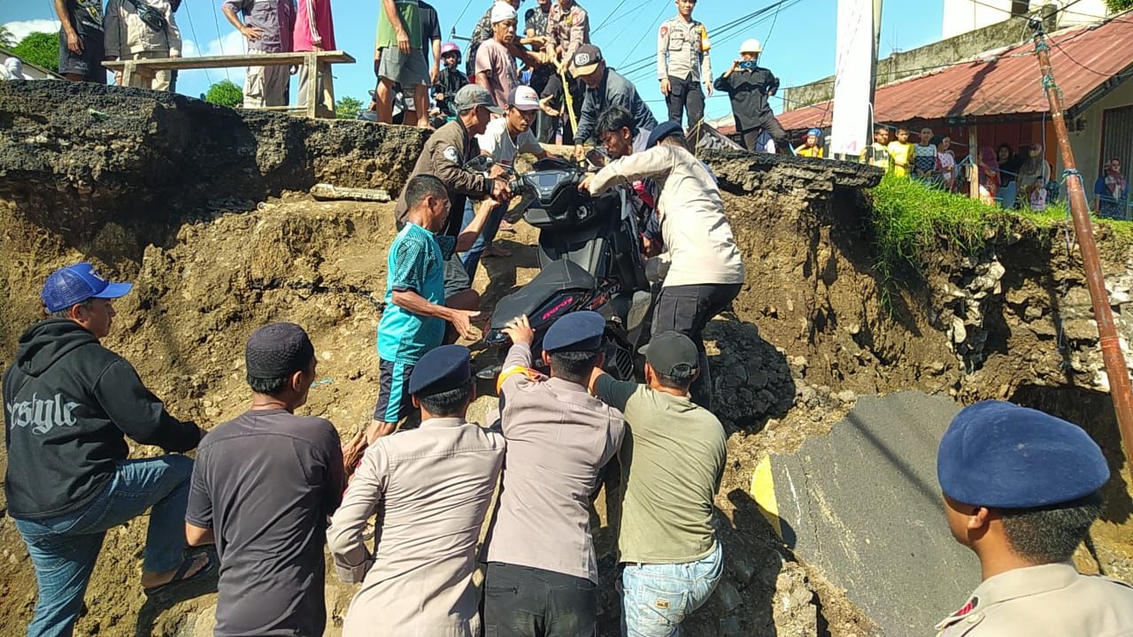 Dansat Brimob Polda Jabar Turun Langsung Bantu Warga di Lokasi Jembatan Putus Sukabumi