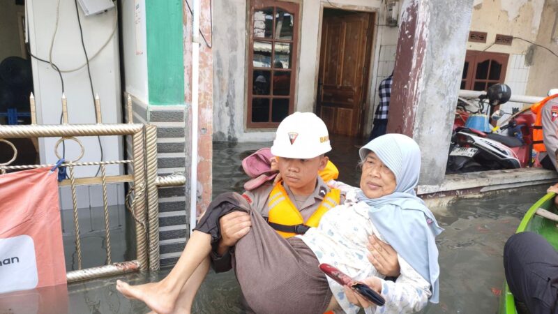 Team SAR Batalyon A Pelopor Melaksanakan Patroli Evakuasi Banjir Ke Desa Dayeuh Bandung 