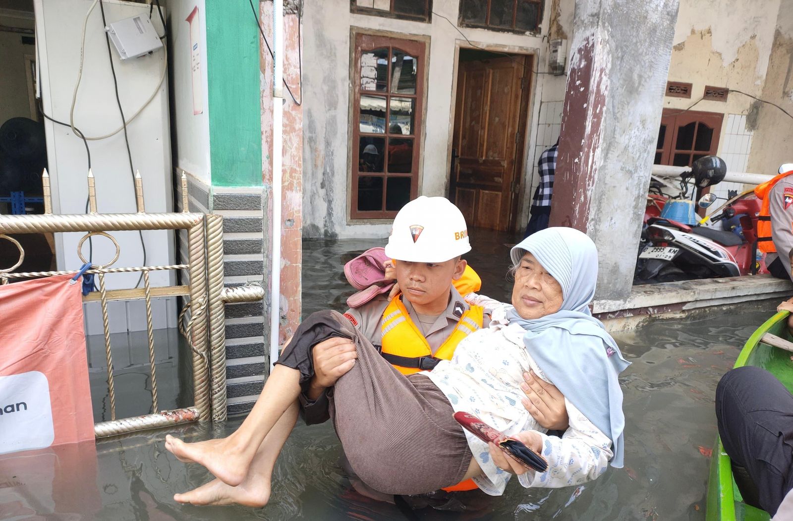 Team SAR Batalyon A Pelopor Melaksanakan Patroli Evakuasi Banjir Ke Desa Dayeuh Bandung 