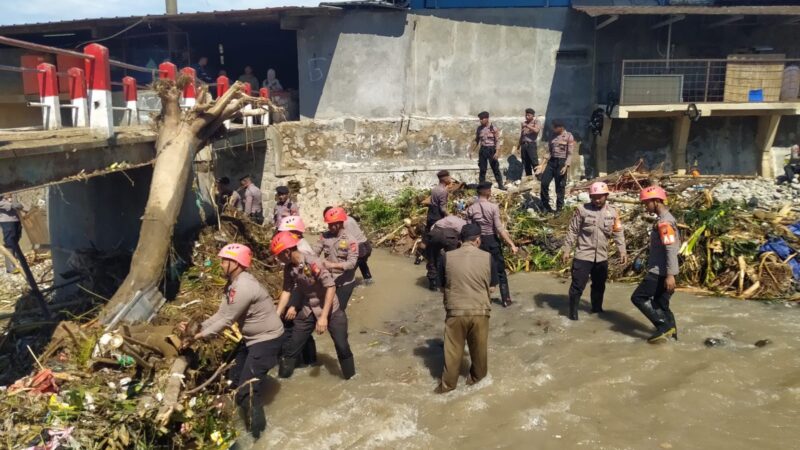 Pembersihan Puing dan Sampah di Jembatan Jingilus: Upaya Sat Brimob Polda Jabar Demi Kelancaran Akses Masyarakat
