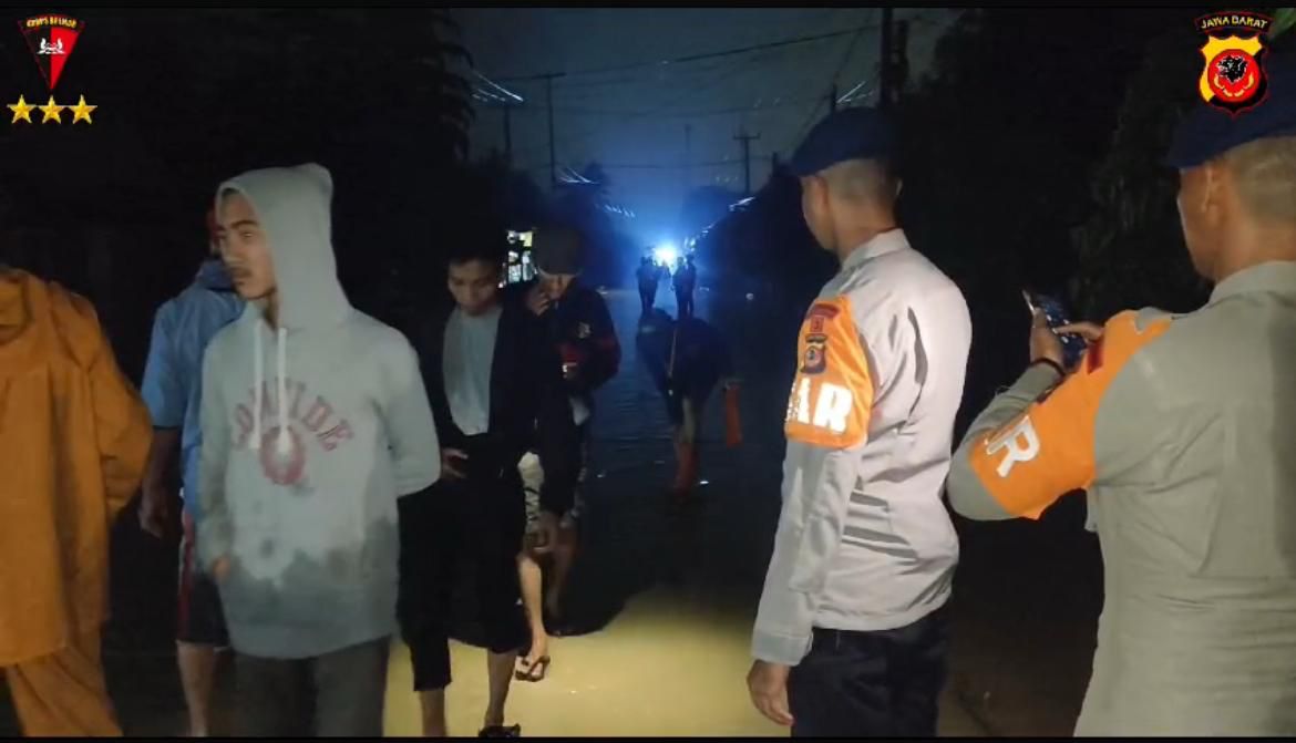 Sat Brimob Polda Jabar Lakukan Penanggulangan Bencana Banjir di Kabupaten Purwakarta