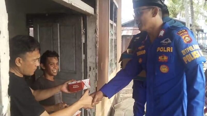 Ramadan Penuh Berkah: Polairud Polda Sumsel Bagikan Takjil untuk Masyarakat Pesisir Sungai Musi Muara Lalan