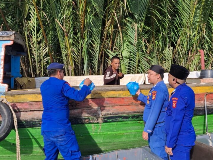 Polairud Polda Sumsel  Bagi-bagi Takjil untuk Masyarakat Pesisir